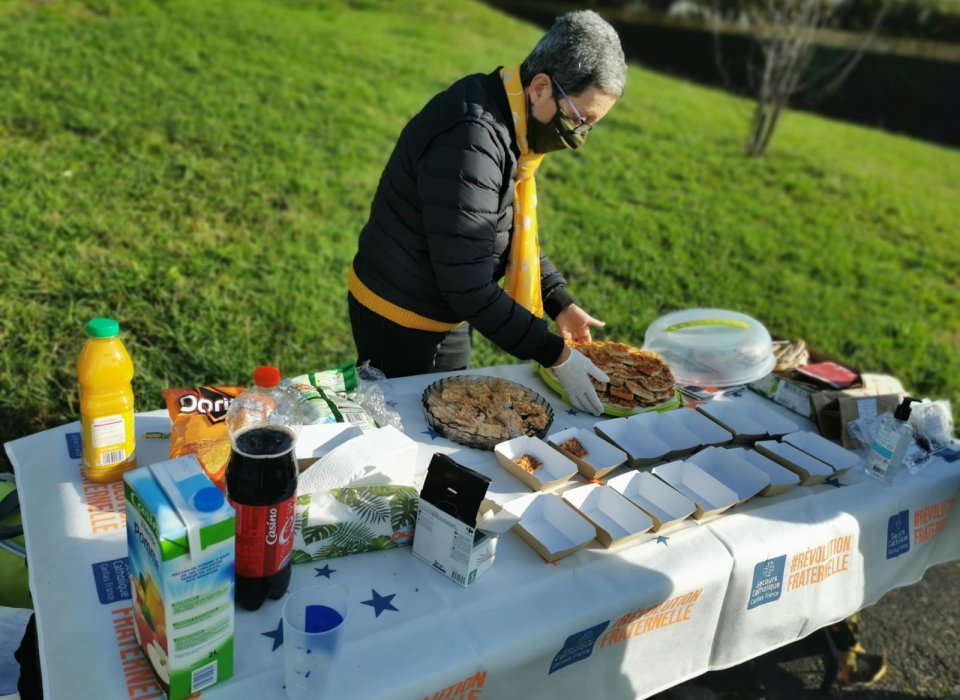 Geneviève prépare l'accueil des invités à l'entrée du jardin